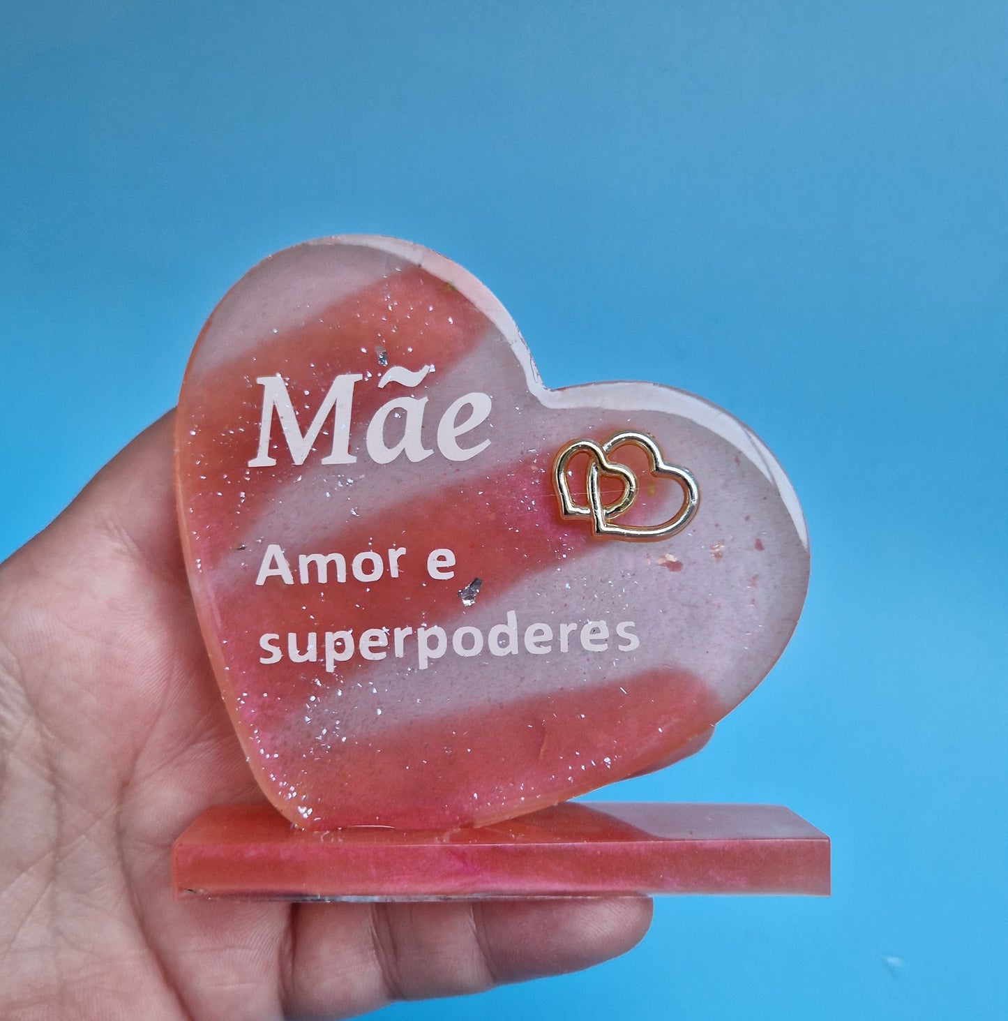 coracao 8x8cm com suporte, texto Mae Amor e superpoderes e coracoes entrela4ados