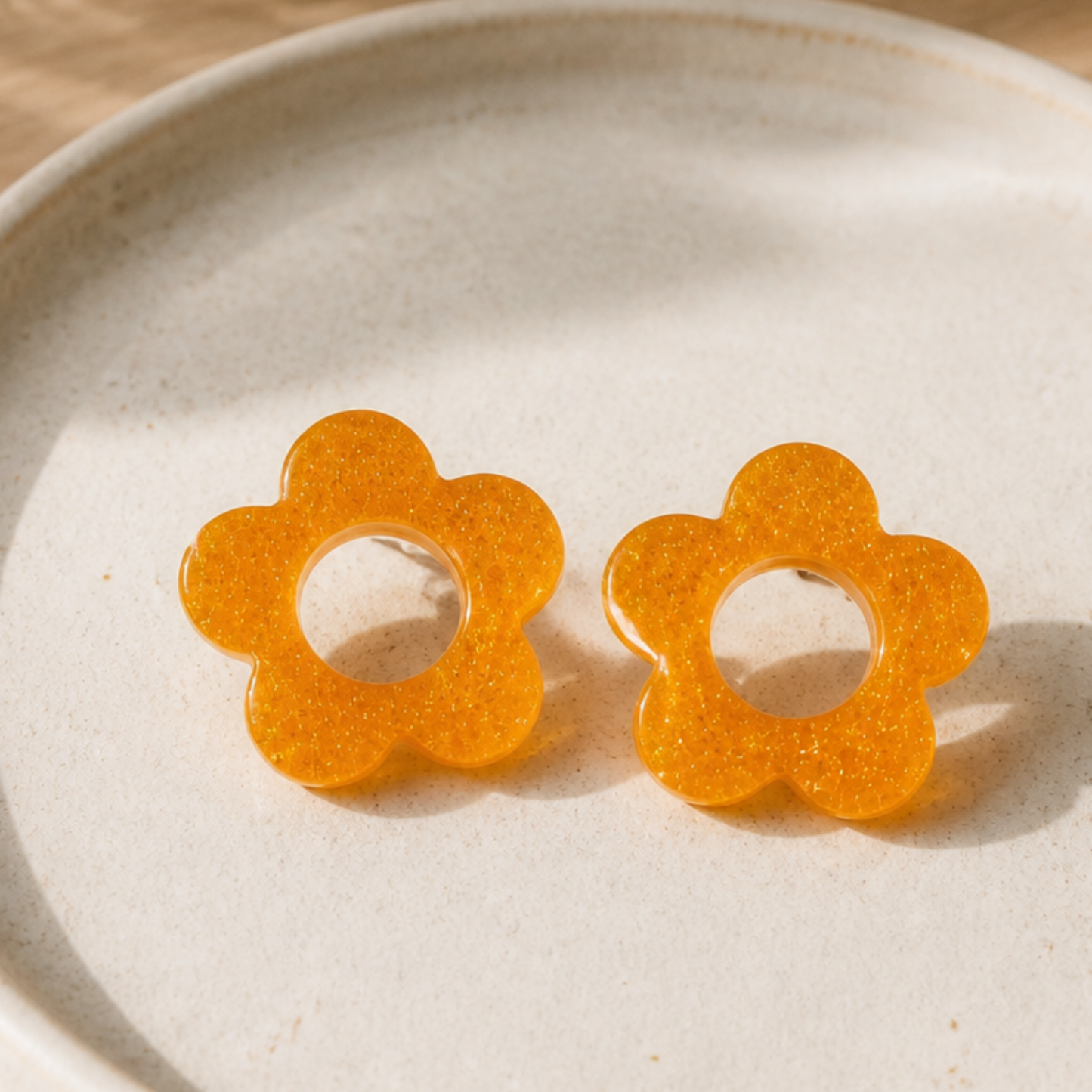 Flora – Pendente em forma de flor, criado artesanalmente em resina epóxi pela Sweet Art. Cor: amarelo torado