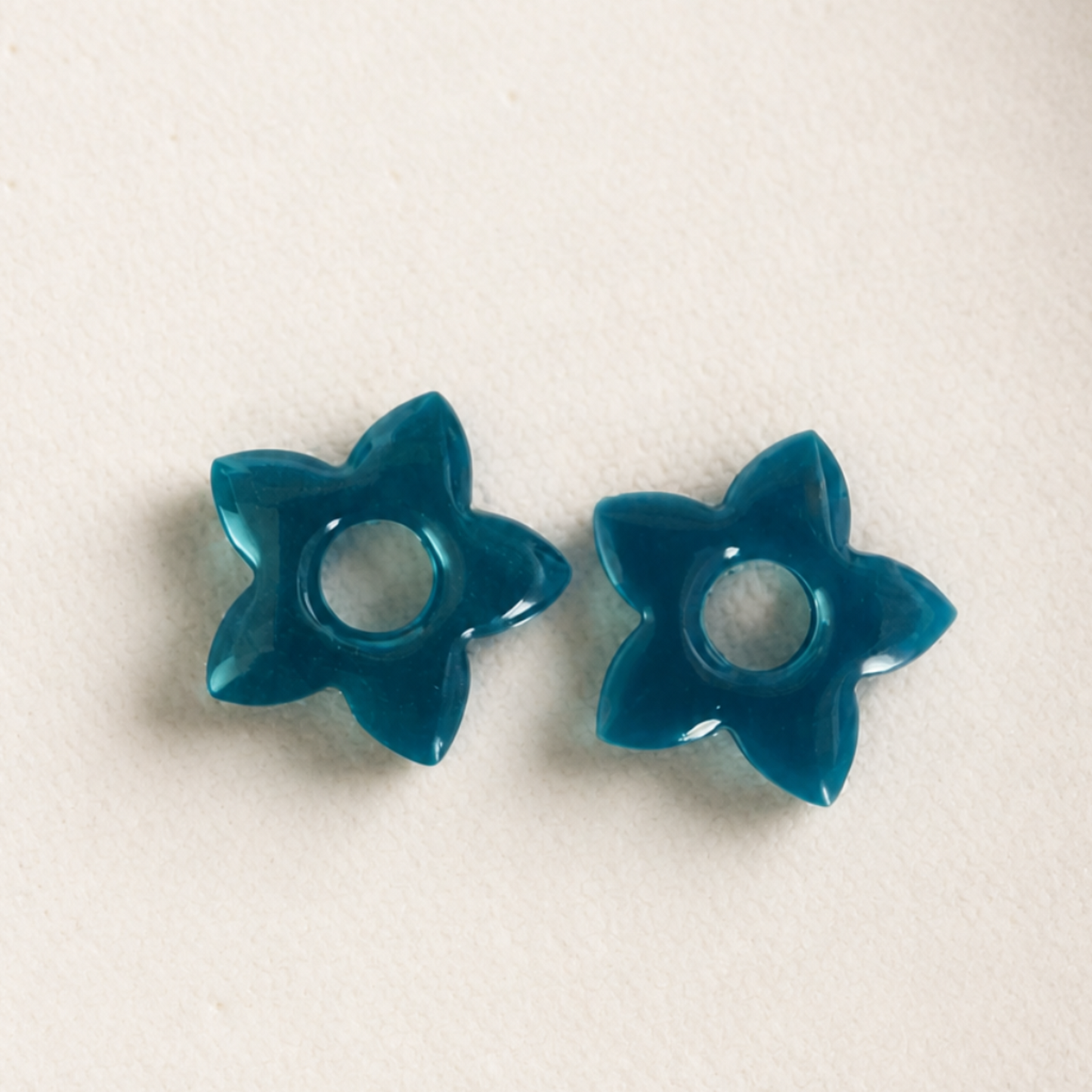 Sofia – Pendente em forma de flor, criado artesanalmente em resina epóxi pela Sweet Art. Cor: Verde