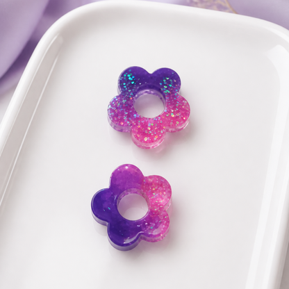 Flora – Pendente em forma de flor, criado  artesanalmente em resina epóxi pela Sweet Art. Cor: glitters roxo e rosa