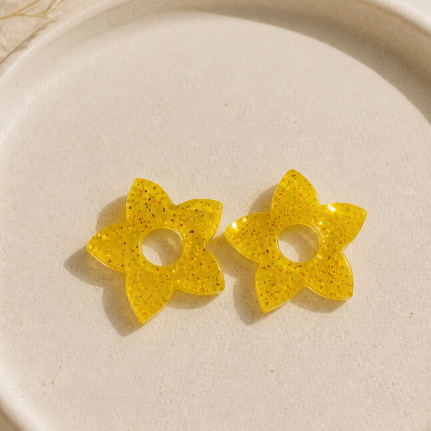 Sofia – Pendente em forma de flor, criado artesanalmente em resina epóxi pela Sweet Art. Cor: amarelo com glitters