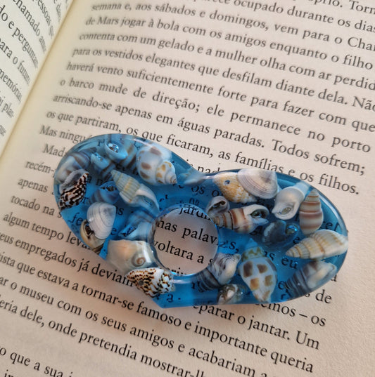 Anel de leitura em resina artesanal para leitura confortável com uma mão.