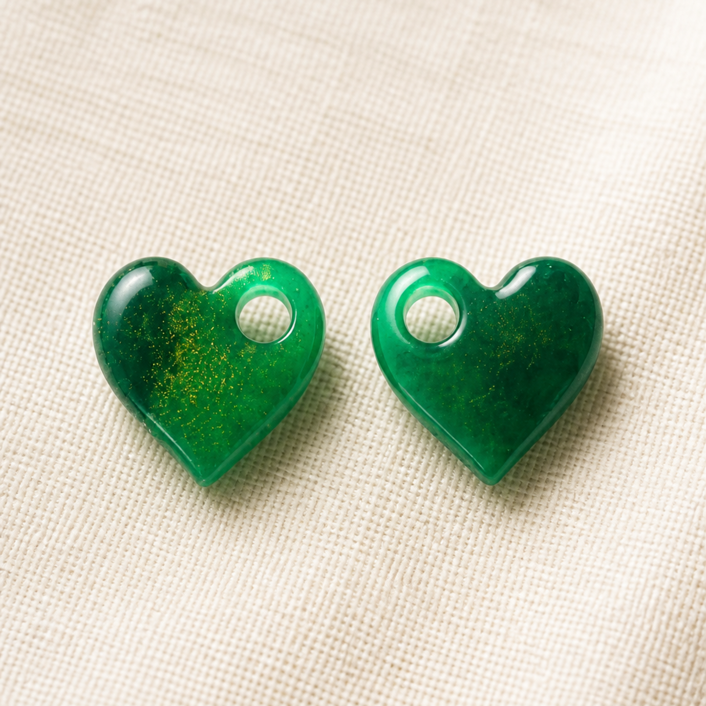 Amelia – Pendente em forma de coração, criado artesanalmente em resina epóxi pela Sweet Art. Cor : verde