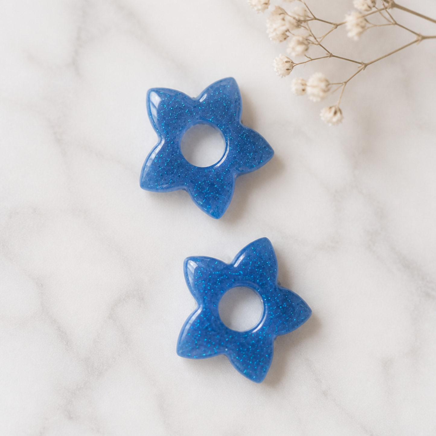 Sofia – Pendente em forma de flor, criado artesanalmente em resina epóxi pela Sweet Art. Cor: azul claro