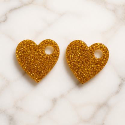 Amelia – Pendente em forma de coração, criado artesanalmente em resina epóxi pela Sweet Art. Cor : glitters dourado
