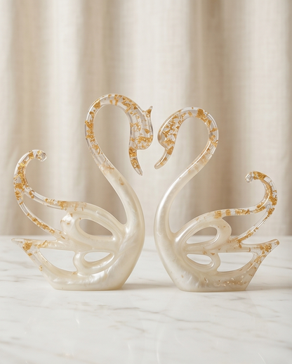 Casal de Cisnes branco e dourado