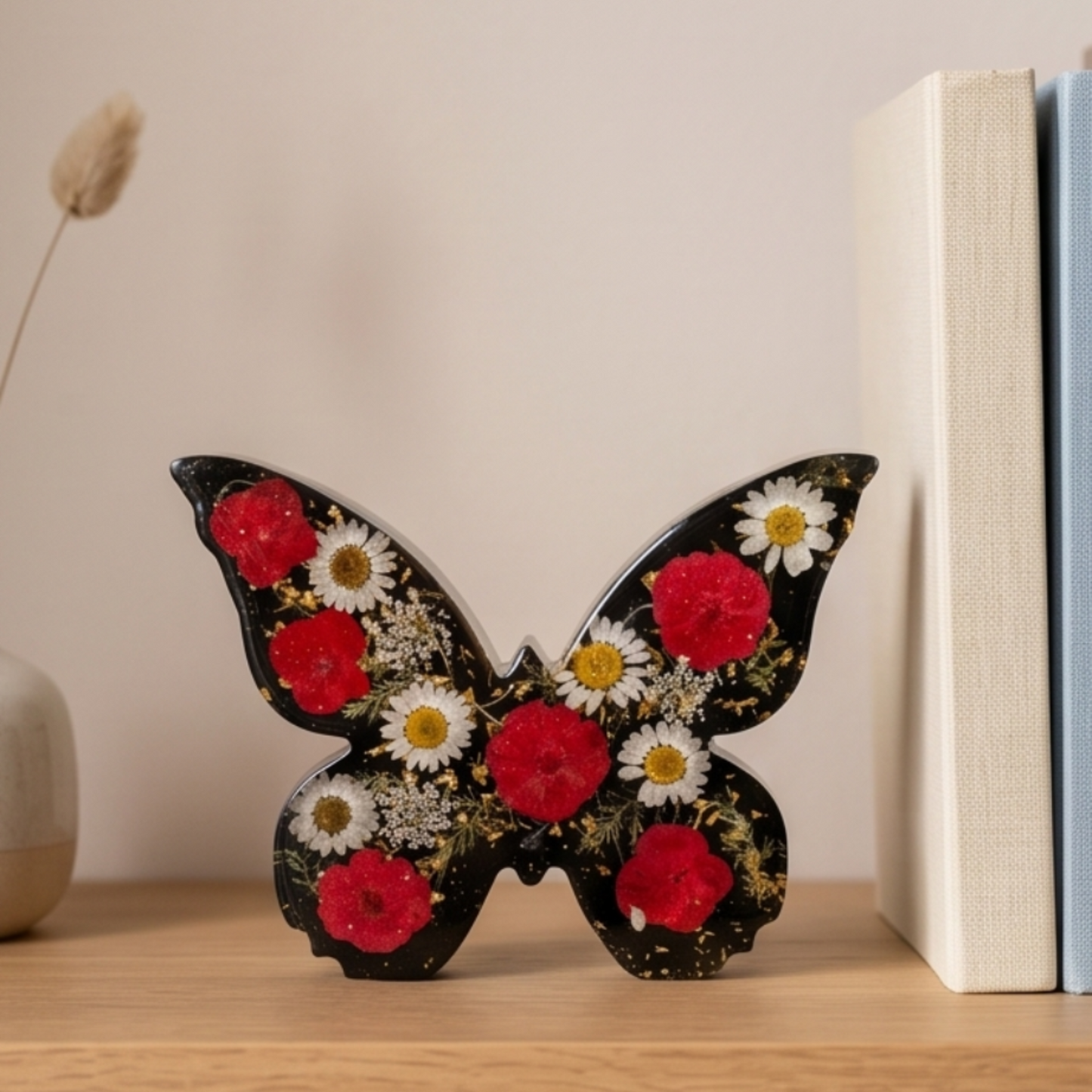 Borboleta Amélia feita à mão em resina com flores naturais vermelhas, folha de ouro e iluminação LED decorativa.