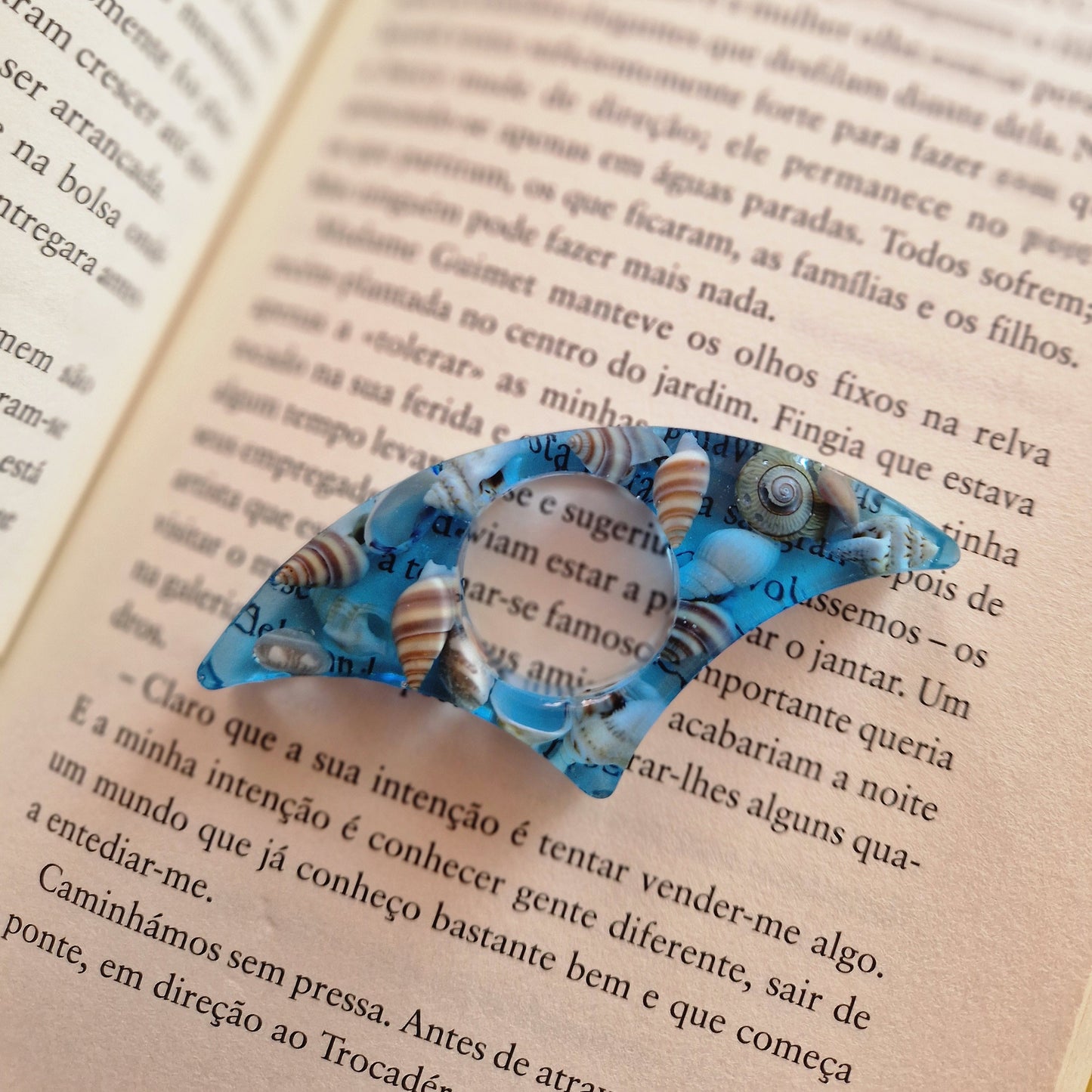 Anel de leitura em resina artesanal para leitura confortável com uma mão.